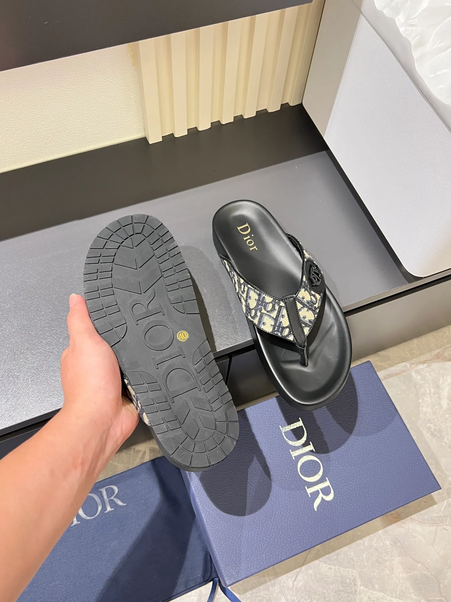 Men's men's shoes 💰p300 Size 38-45 Dior Dior's latest H-Town series Oblique thick sole slippers sandals Original purchase development and production This Dior H-Town sandals pay tribute to the classic logo of sports style and highlight Dior's high-end spirit. Crafted from black rubber with a beige and black Oblique printed upper, it's accentuated with tonal calfskin details. The rubber sole incorporates a variety of elements and is embellished with the Dior logo for a refined, futuristic look. Can be worn with shorts or jeans. Comes with exquisite packaging at the counter 🛍📦 ▪️ Fabric: Original customized imported Oblique embroidery ▪️ Lining: Imported soft sheepskin ▪️ Sole: Original molded ultra-light foam material ▪️ Bottom thickness: 4CM